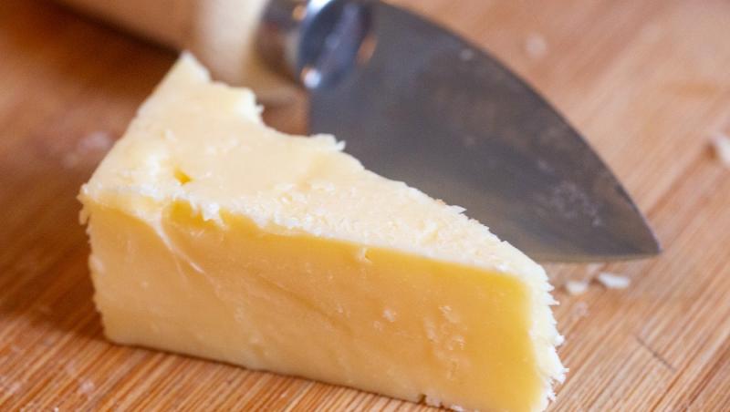 Pedeapsa primită de un poliţist german care a furat 180kg de brânză cheddar dintr-un camion răsturnat