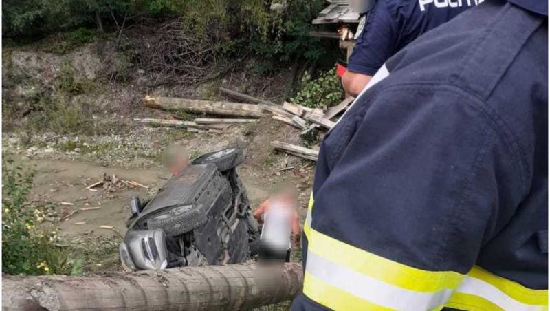 Accident grav în Neamţ. Maşină cu 4 pasageri, căzută în râu după ce un podeţ s-a rupt. Un copil şi două femei, la spital