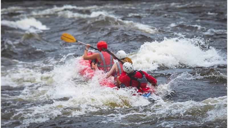 O fetiță de 10 ani și doi bărbați, salvați după ce au rămas blocați pe râul Nera în timp ce făceau rafting, în Caraş Severin