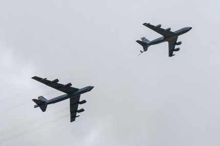 Două bombardiere americane, interceptate de MiG-uri în Arctica. După ce i-au văzut pe piloţii ruşi, americanii au schimbat imediat cursul de zbor