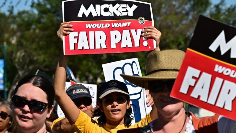 Angajații Disneyland din California ameninţă cu greva. Spun că locuiesc în mașini din cauza salariilor mici: "Mickey ar dori un salariu corect"