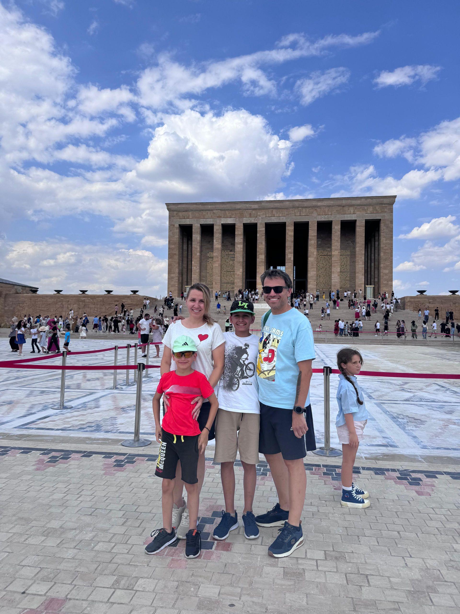 Chef Ștefan Popescu, alături de familie, într-un circuit spectaculos al Turciei, planificat de soția sa: "Zborul cu balonul în Cappadocia a fost o experiență unică"