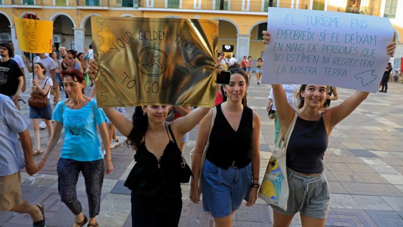 Protest uriaş în Palma de Mallorca, faţă de turişti "Luaţi înapoi beţivii, daţi-ne înapoi casele!"