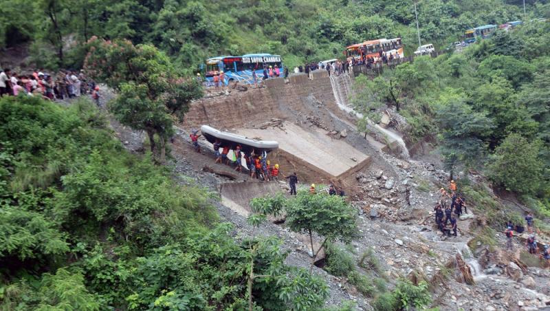 Zeci de cadavre, recuperate după ce două autobuze au căzut în râu, în timpul unei alunecări de teren din Nepal. Cum s-au salvat trei pasageri