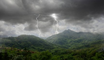 Tată şi fiică, ucişi de fulger în Bulgaria. Fratele fetiţei de 11 ani a cerut ajutorul autorităţilor