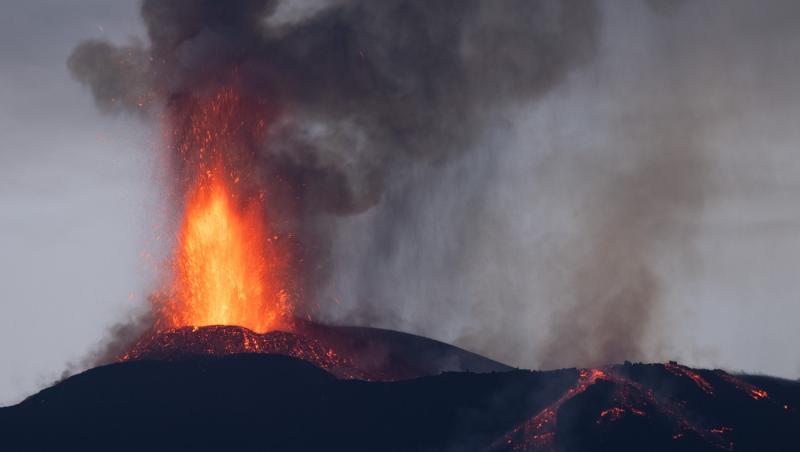 Un important aeroport din Sicilia a suspendat zborurile din cauza vulcanului Etna