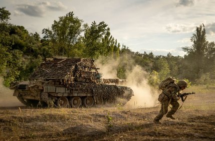 O retragere haotică a ucrainenilor a permis ruşilor să înainteze 6 km în Doneţk. Apărarea Ucrainei e în stare critică derutaţi, militarii îşi distrug propriile drone