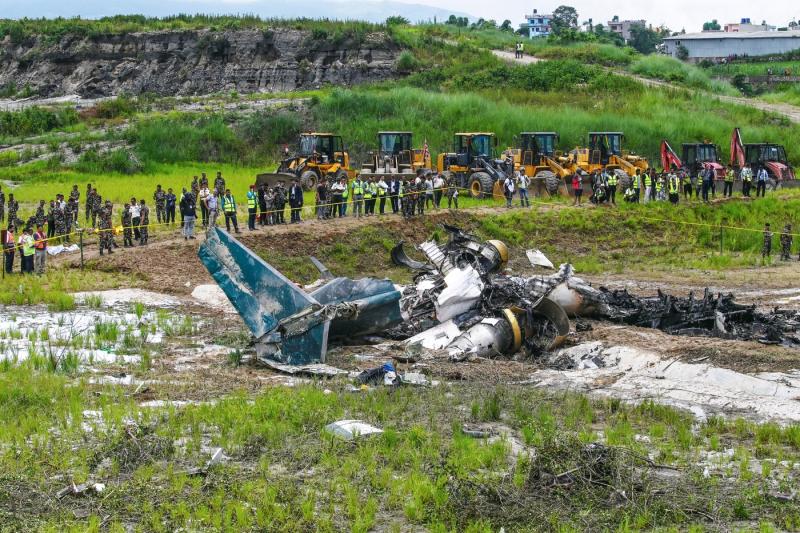 Momentul în care avionul Bombardier se prăbuşeşte şi explodează în Nepal. Pilotul, singurul supravieţuitor