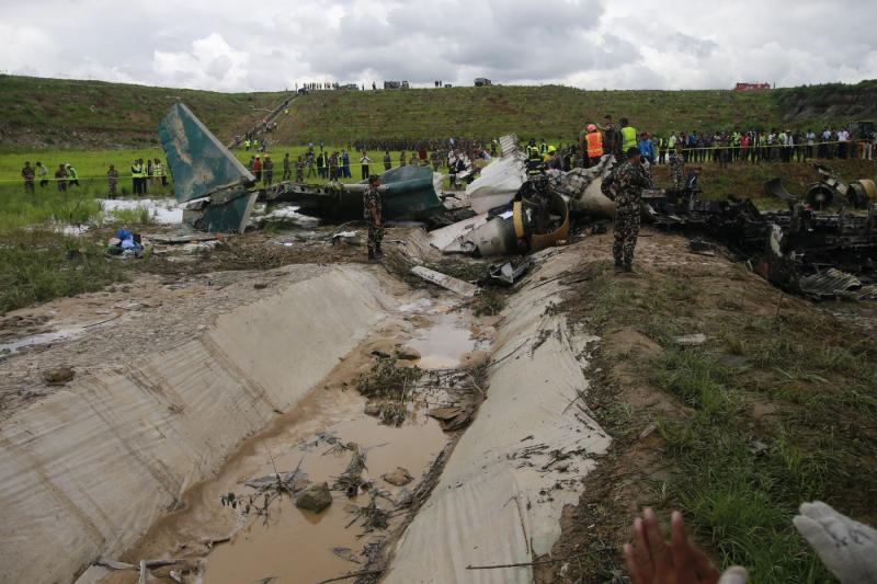 Momentul în care avionul Bombardier se prăbuşeşte şi explodează în Nepal. Pilotul, singurul supravieţuitor