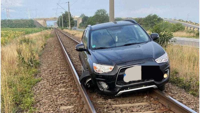 O maşină care a derapat de pe şosea a blocat o cale ferată, în judeţul Braşov. Două trenuri de călători, oprite temporar