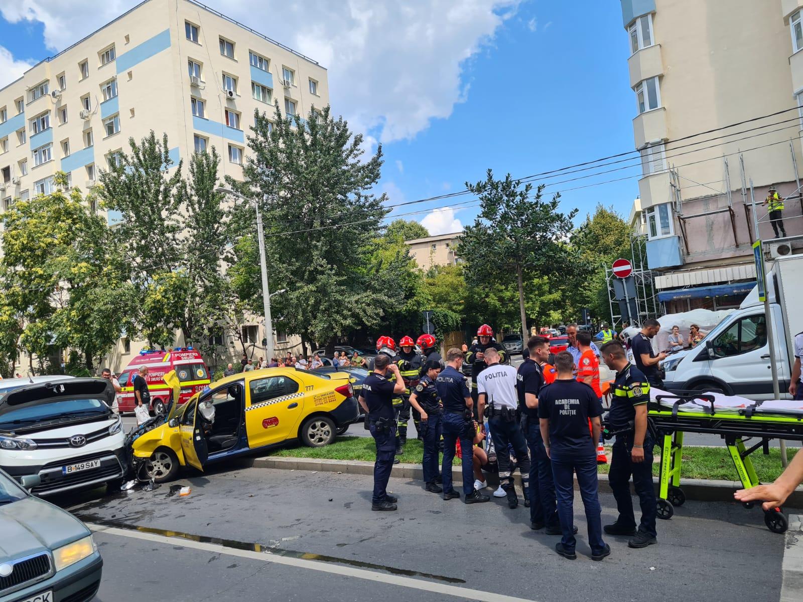 Accidente în lanţ în Capitală. Un bărbat beat şi fără permis a furat o maşină şi a făcut prăpăd pe o stradă din Sectorul 4