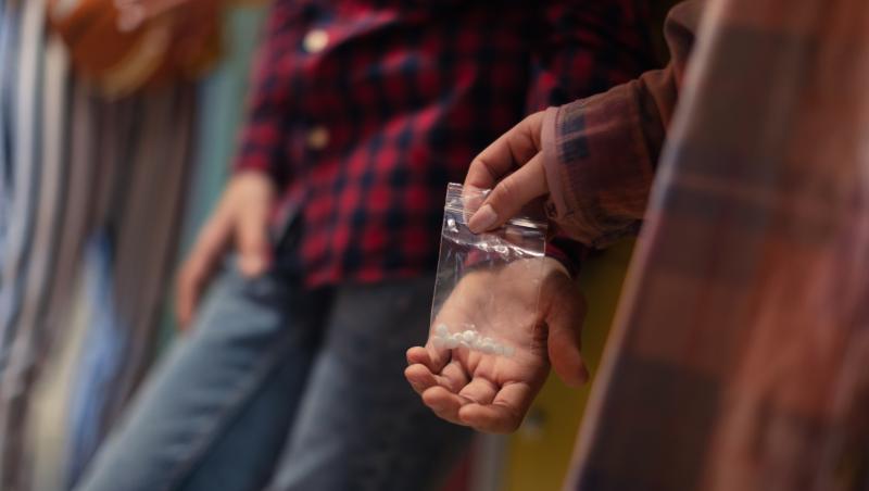 În goana după bani, 4 traficanţi de droguri din Sibiu n-au ţinut cont de nimic: au vândut inclusiv copiilor substanţele interzise