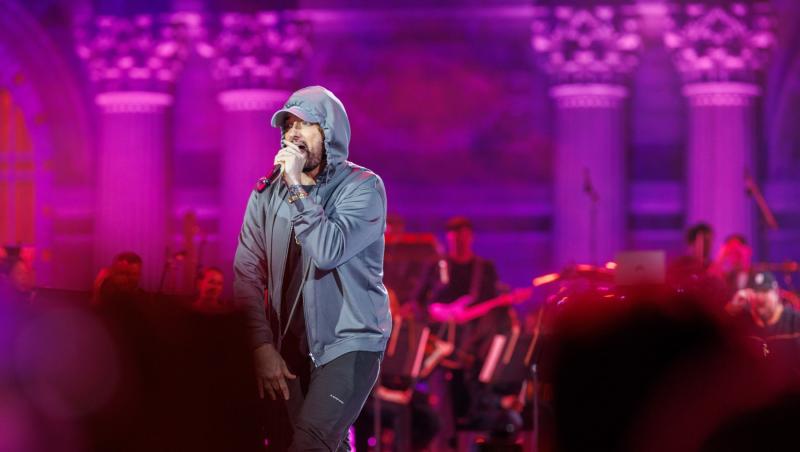 Eminem lansează albumul "The Death of Slim Shady" pe 12 iulie. Primul single a strâns peste 96 de milioane de vizualizări într-o lună