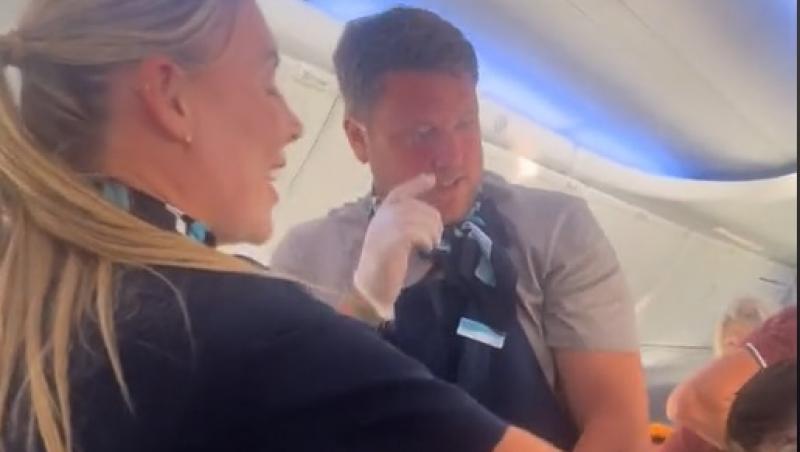 O femeie a rămas mască după ce iubitul ei s-a întors de la o toaletă alături de stewardesă. Tot avionul l-a aplaudat