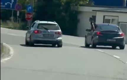 Amenzi de mii de lei, după o altercaţie în trafic. Şoferii au condus haotic, în timp ce doi pasageri, ieşiţi pe geamurile maşinilor, se certau