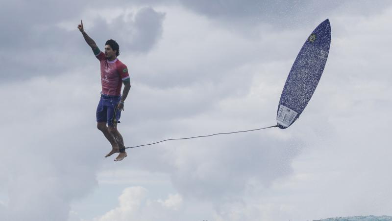 Fotografie excepțională cu surferul Gabriel Medina, surprinsă la JO 2024. Sportivul supranumit "magicianul" pare că zboară deasupra mării