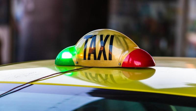 "Dă-mi banii, dacă nu, te omor". Taximetrist din Neamţ, jefuit de doi tineri care i-au pus cuţitul la gât: tâlharii, prinşi în doar 10 minute