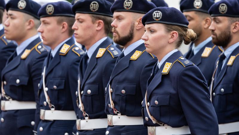Serviciu militar obligatoriu şi pentru femei în Germania ca să fie egalitate. Planul unui general german