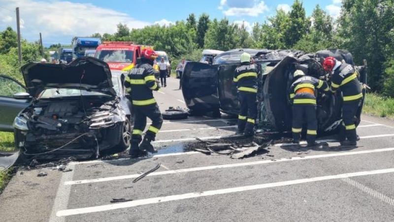 Accident grav în Caraş-Severin. Un TIR înmatriculat în Bulgaria s-a ciocnit cu două maşini. Trei adulţi şi un copil, răniţi
