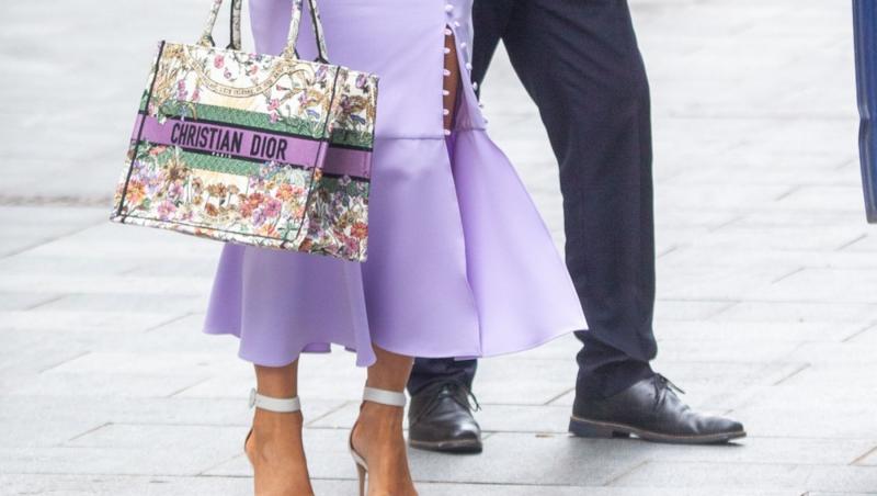 Dior plătește doar 53 de euro pentru a produce o geantă scoasă la vânzare cu 2700 de euro