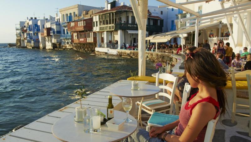 Preţul exorbitant pe care l-a plătit un cuplu pentru două băuturi la un restaurant din Mykonos