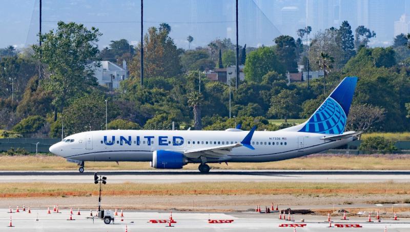 Un avion Boeing şi-a pierdut o roată la decolarea de pe aeroportul din Los Angeles. Incidente pe bandă rulantă pentru companie