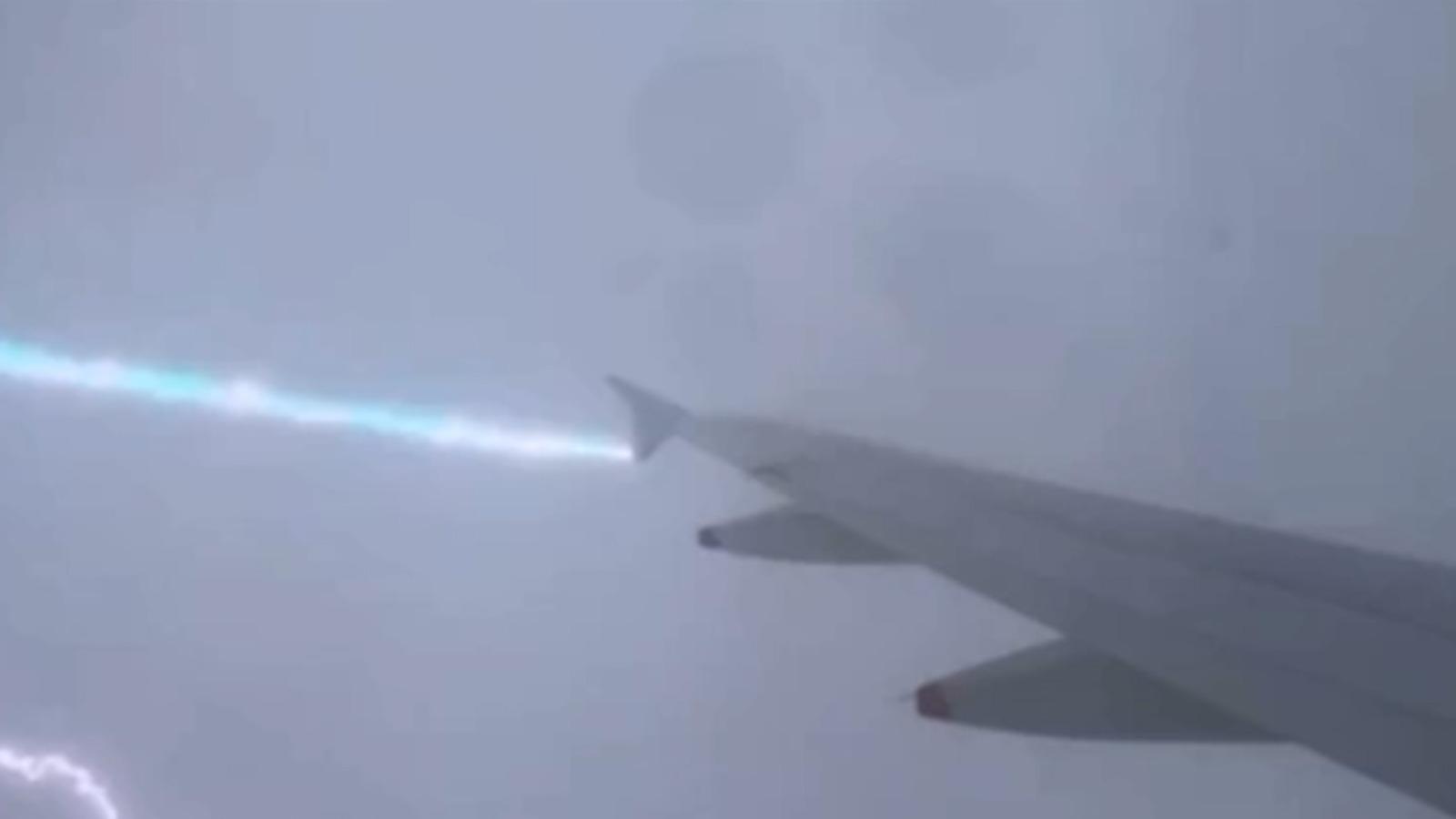 Momentul în care un fulger loveşte un avion al companiei British Airways. Aeronava a aterizat de urgenţă