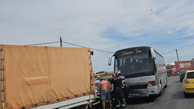 Accident între un autocar cu elevi şi o maşină, la intrare în Turda. O adolescentă şi o femeie de 60 de ani, transportate la spital