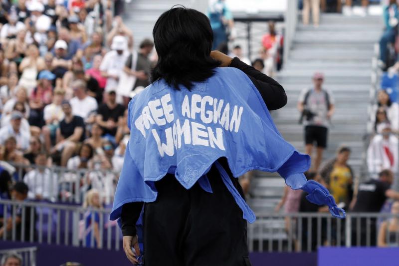 JO 2024. Sportiva afgana Manizha Talash, descalificată după ce a purtat o pelerină cu un "mesaj politic" JO 2024. Sportiva afgana Manizha Talash, descalificată după ce a purtat o pelerină cu un "mesaj politic"