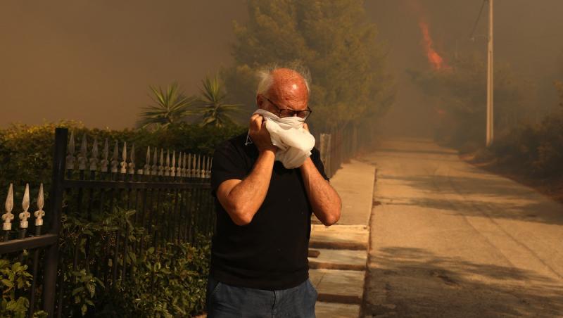 Jumătate de Grecia, sub alertă roșie. Incendiile se apropie de Atena. Flăcări înalte de 25 de metri şi localităţi evacuate