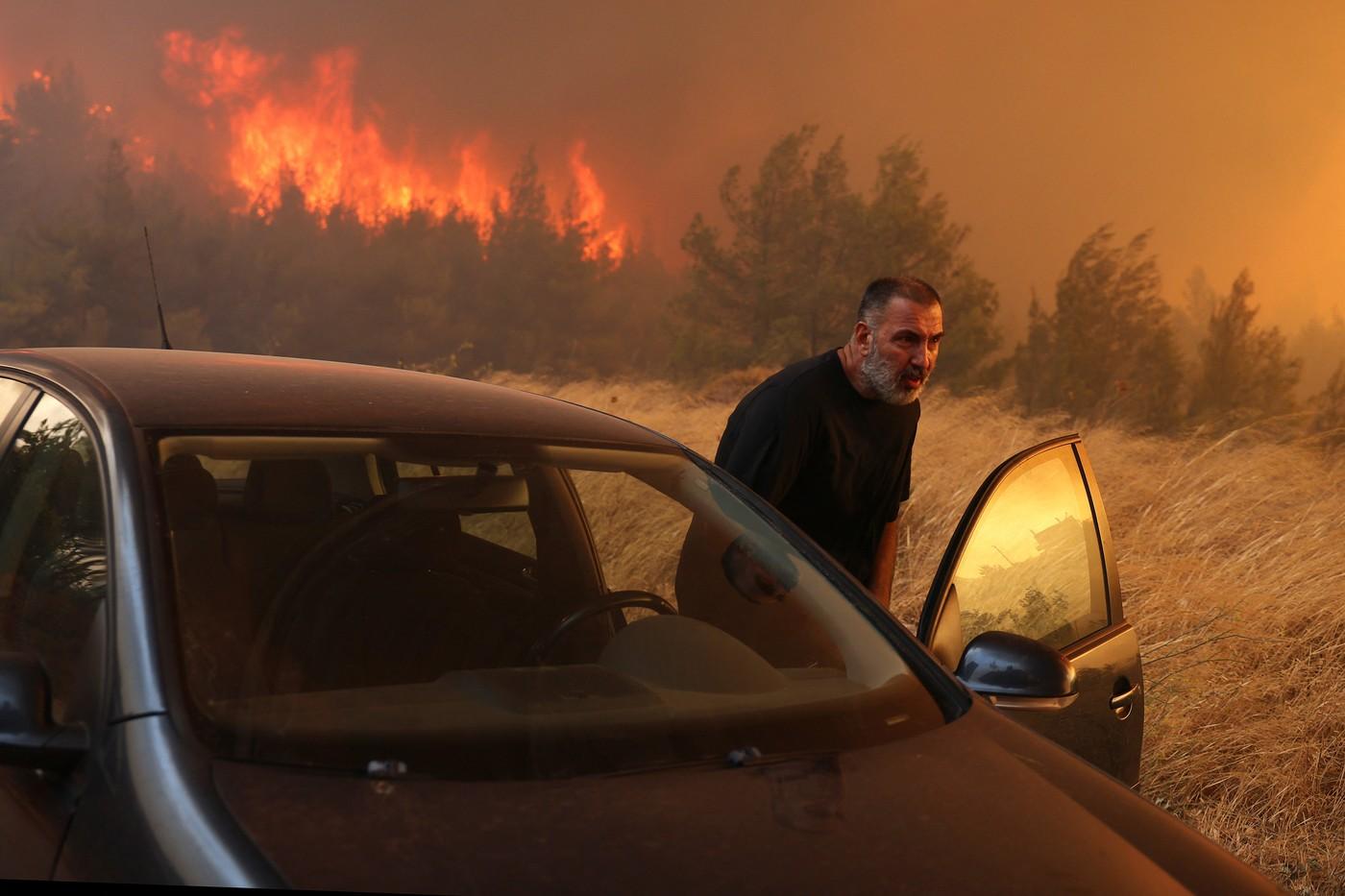 Jumătate de Grecia, sub alertă roșie din cauza incendiilor. Ordine de evacuare, în apropiere de Atena