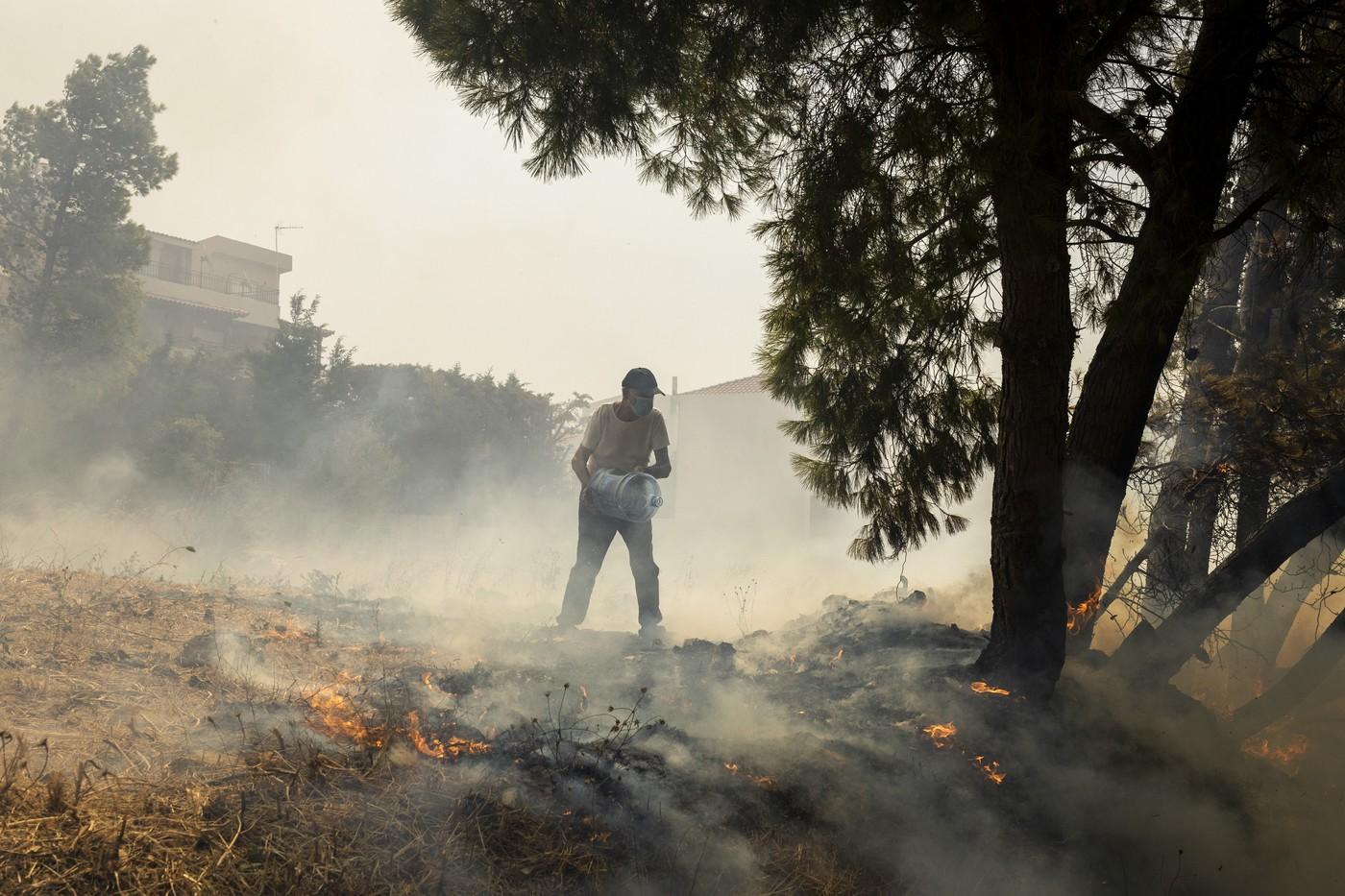 Jumătate de Grecia, sub alertă roșie din cauza incendiilor. Ordine de evacuare, în apropiere de Atena