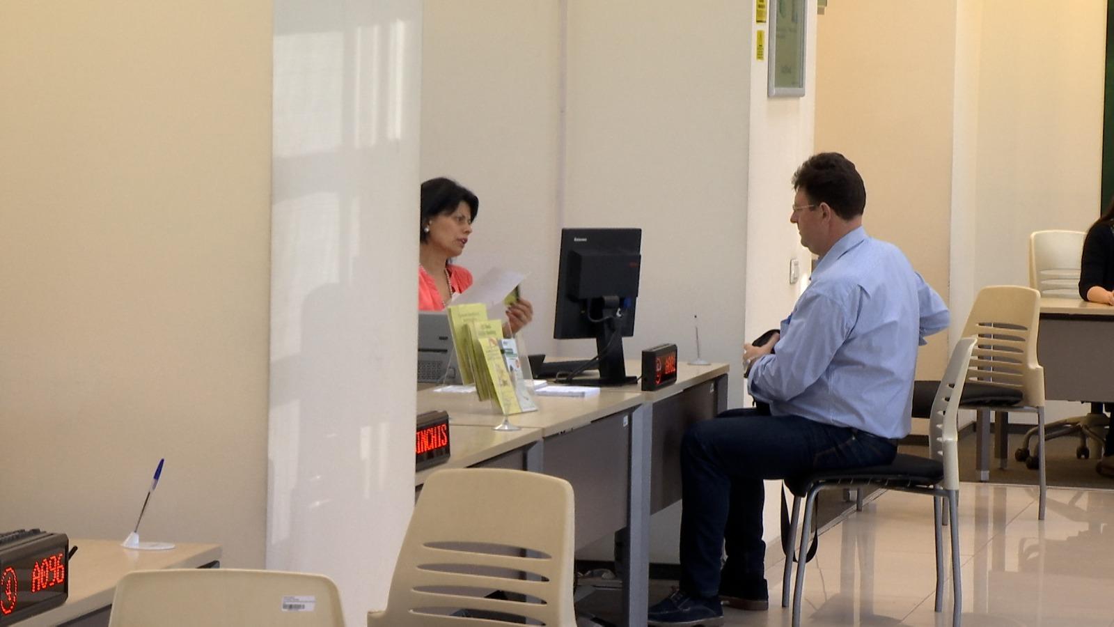 Legea anti-cămătărie, promulgată de Iohannis. Cât vor plătii românii care credite la IFN-uri