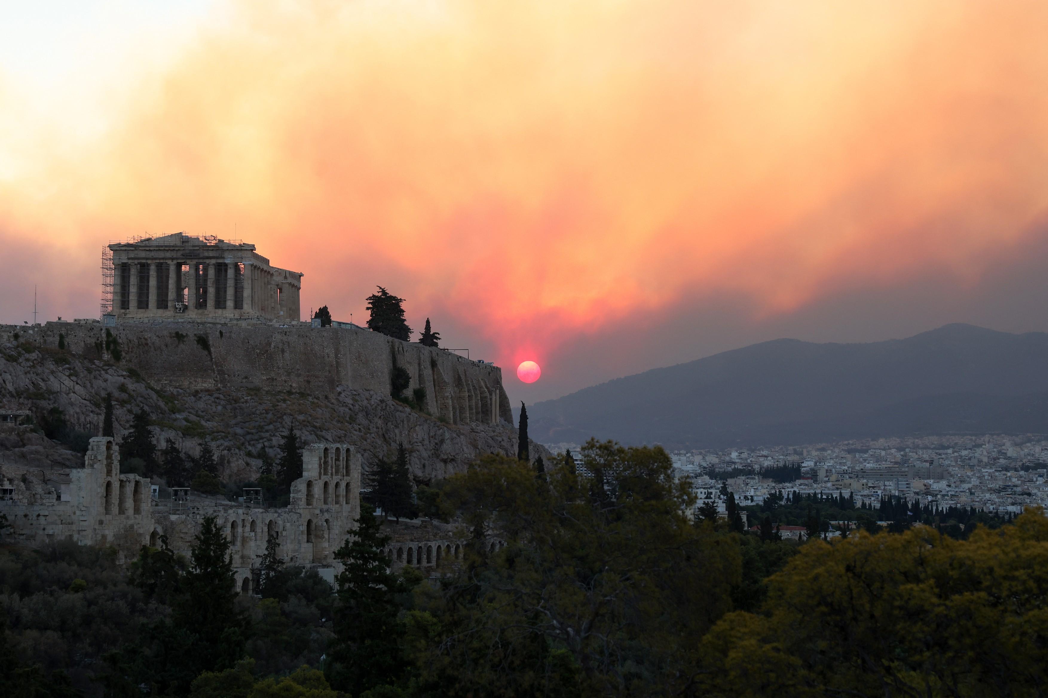 România a trimis pompieri alți 44 de pompieri în Grecia, pentru a ajuta la stingerea incendiilor. Infernul se apropie de Atena