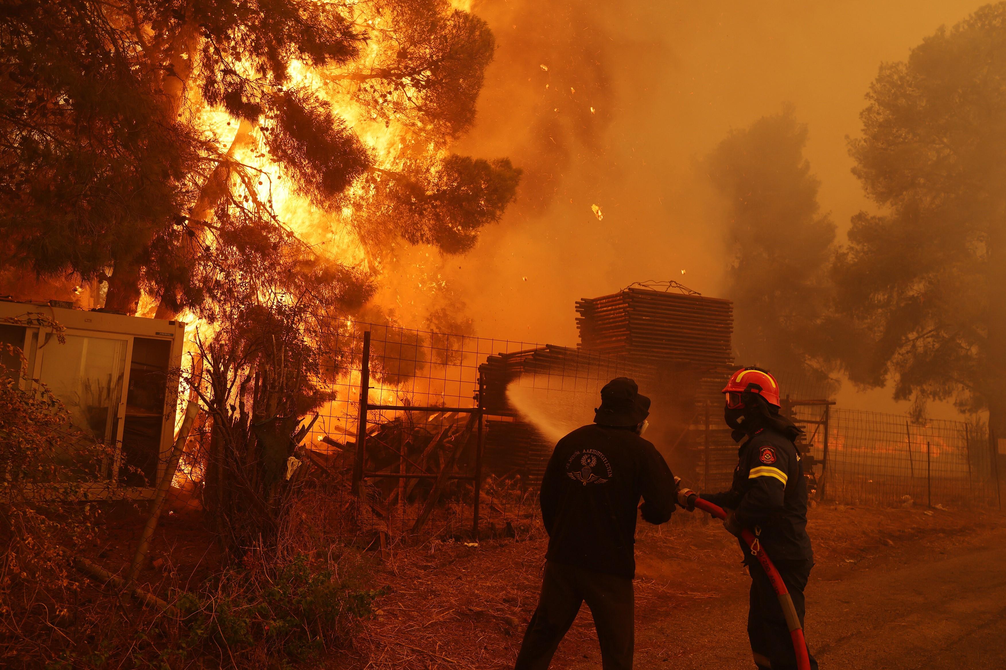 România a trimis pompieri alți 44 de pompieri în Grecia, pentru a ajuta la stingerea incendiilor. Infernul se apropie de Atena