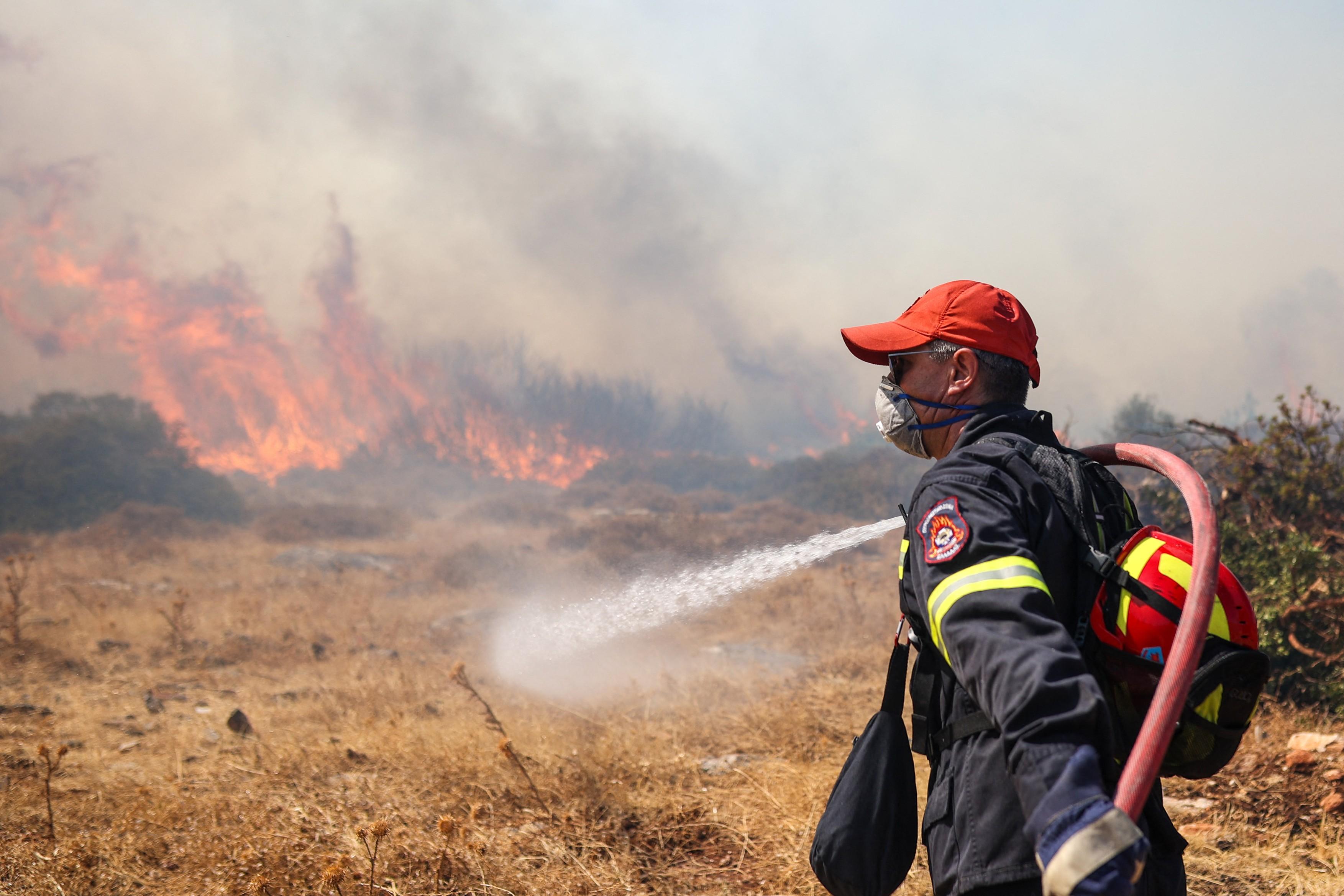 România a trimis pompieri alți 44 de pompieri în Grecia, pentru a ajuta la stingerea incendiilor. Infernul se apropie de Atena