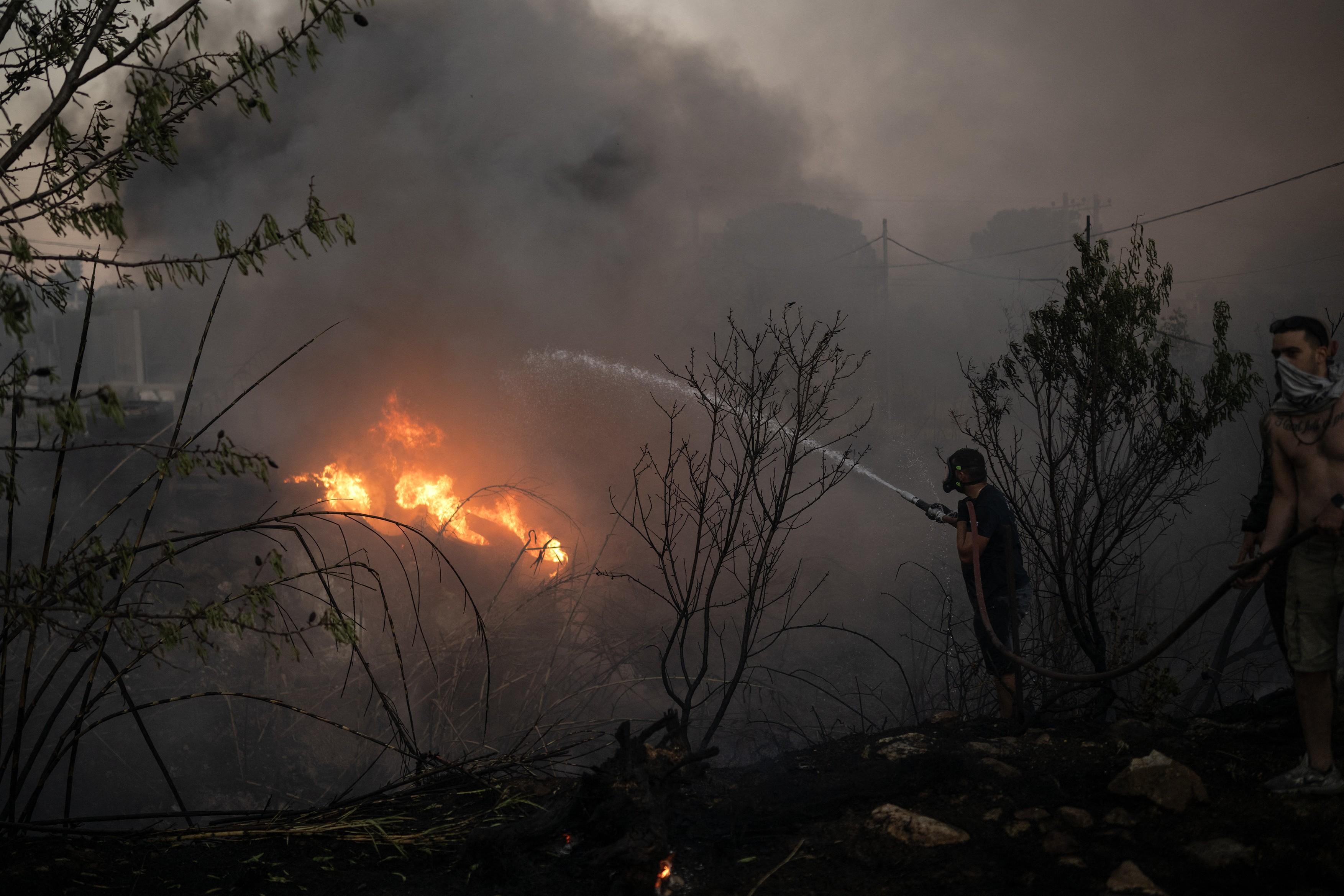 România a trimis pompieri alți 44 de pompieri în Grecia, pentru a ajuta la stingerea incendiilor. Infernul se apropie de Atena