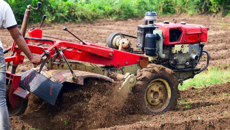 Un bărbat din Covasna şi-a pierdut viaţa, după ce s-a răsturnat cu un motocultor