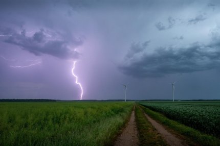 Cod galben de ploi şi vijelii în două judeţe din ţară. Meteorologii ANM anunţă furtuni puternice