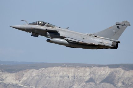 Două avioane militare Rafale s-au ciocnit în estul Franţei. Piloţii, daţi dispăruţi