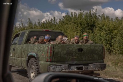 Sute de soldaţi ruşi s-au predat în Kursk, anunţă Zelenski. Imagine cu presupuşi soldaţi ruşi legaţi la ochi, transportaţi într-o camionetă