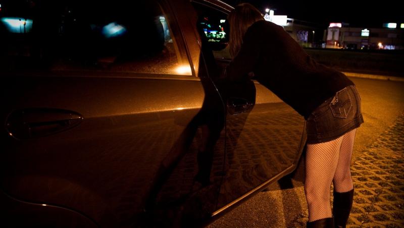 Un bărbat din Botoşani şi-a obligat propria soţie să se prostitueze. Omul îşi începuse activitatea de doar câteva zile