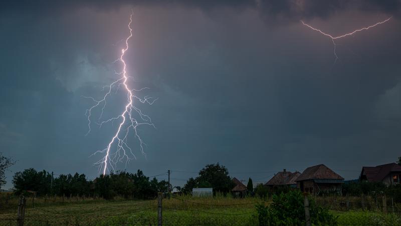 Avertizare meteo de furtuni în mai multe județe. Ploi, descărcări electrice și izolat grindină