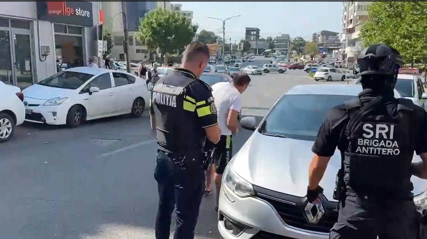 Un craiovean a semănat teroare pe străzile din oraş. Înarmat cu un cuţit, a ameninţat mai mulţi oameni şi a vandalizat o maşină