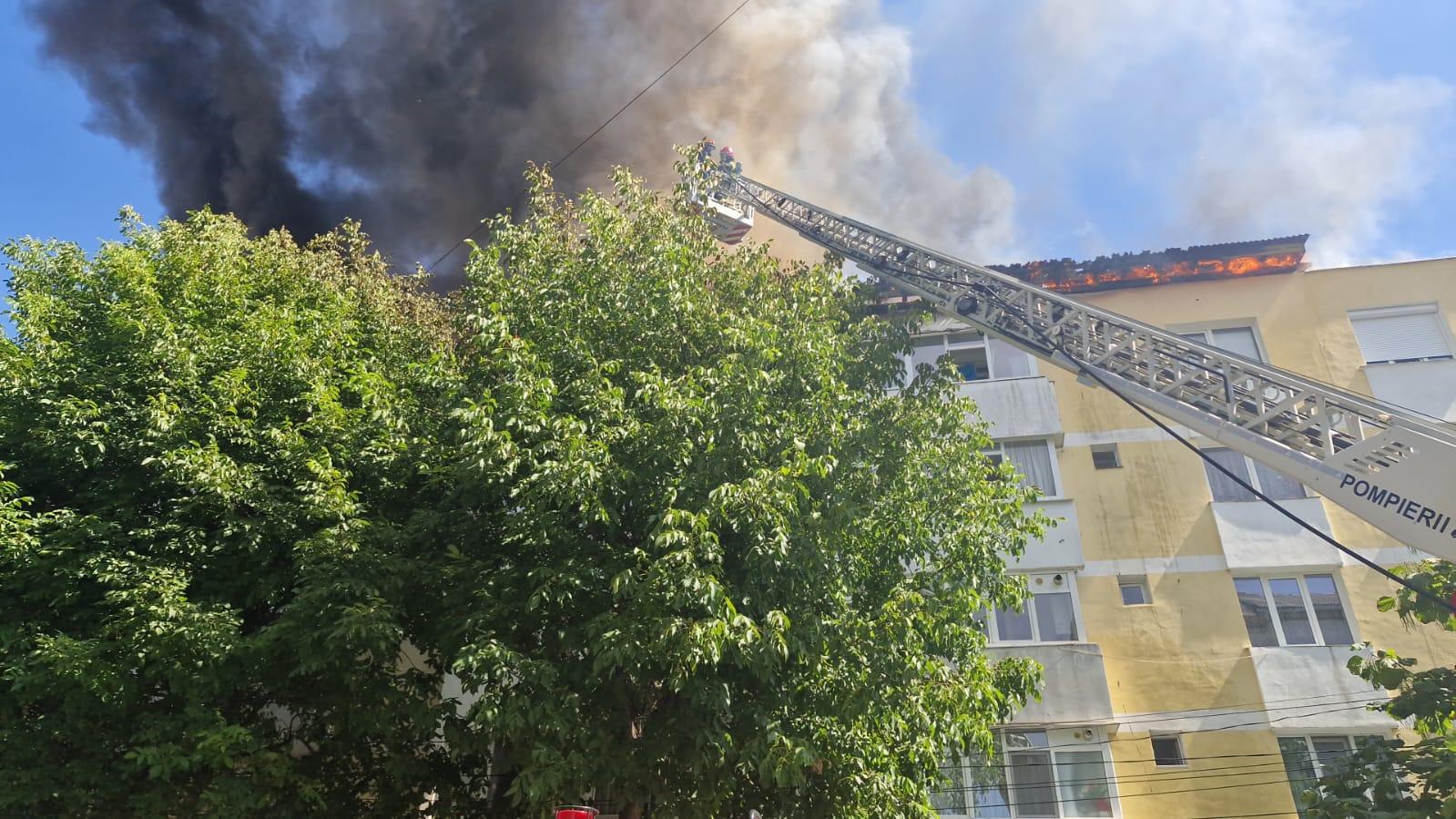 Incendiu puternic la acoperişul unui bloc din Piatra Neamţ