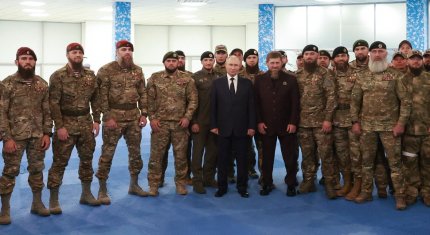 Putin a sărutat Coranul în Cecenia. Kadîrov i-a promis o rezervă de zeci de mii de luptători antrenaţi