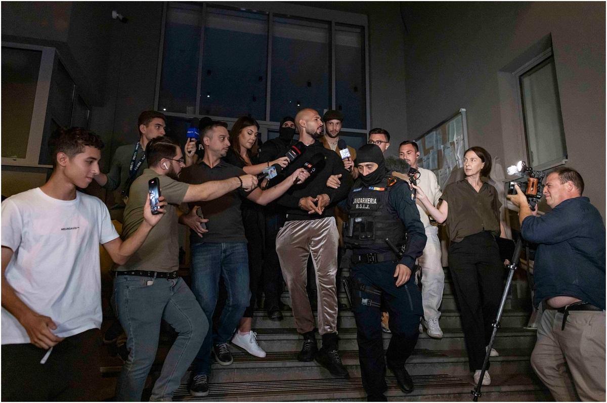 Frații Tate au fost reținuți. Prima reacție a lui Andrew Tate, după ce a fost încătușat