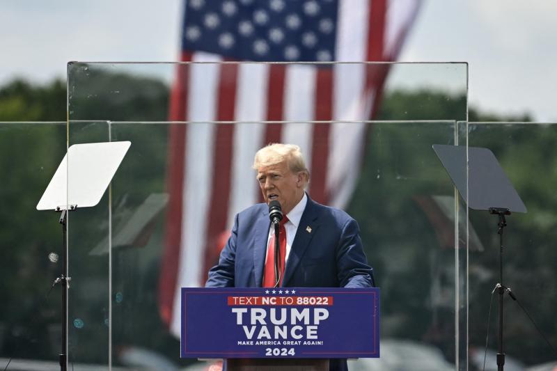 Trump, înconjurat cu geam antiglonț la primul miting în aer liber Dacă tovarăşa Kamala câştigă, vom avea al treilea război mondial