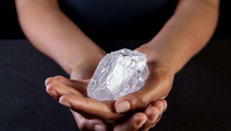 Un diamant uriaş, care încape cu greu într-o palmă de om, a fost descoperit în Botswana