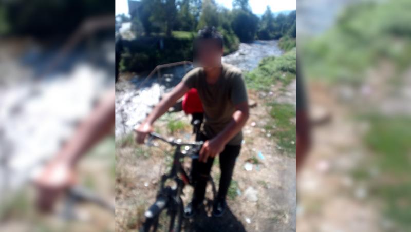 Răpus de dor, la doar 12 ani, Ștefan s-a urcat pe bicicletă și a mers peste 100 km pentru a ajunge la bunicul său. Polițiștii l-au găsit obosit și i-au dat de mâncare